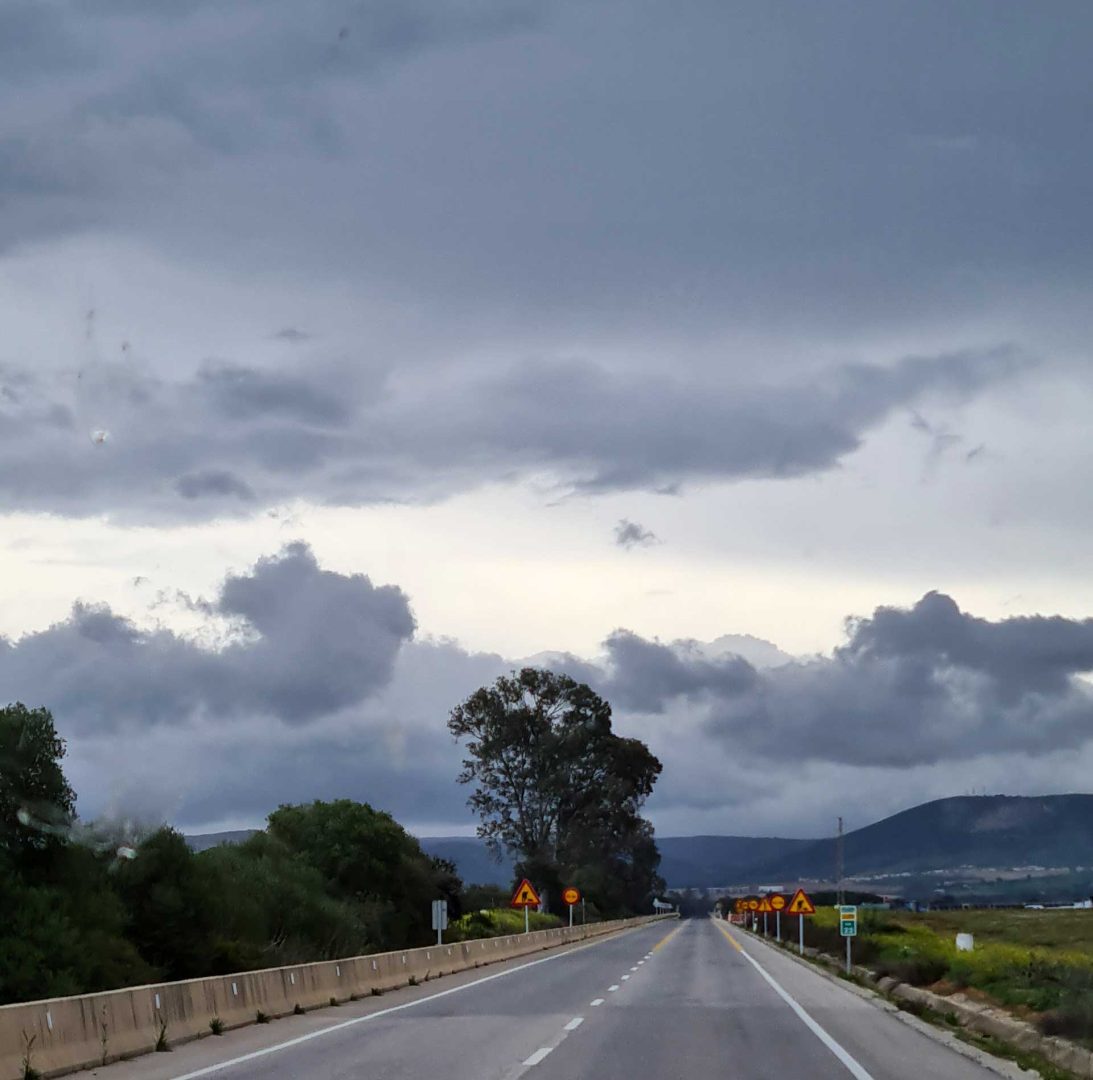 Dichte Gewitterwolken über der Straße während der Weiterfahrt – Wohnmobil-Rundreise Spanien