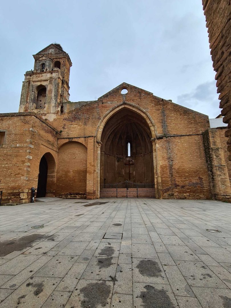 Fassade der Kirche San Martín in Niebla mit Blick auf das Kirchenschiff – Wohnmobil-Rundreise Spanien