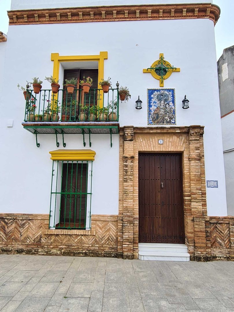 Schön bemaltes Haus, Teil des Castillo de Niebla – Wohnmobil-Rundreise Spanien