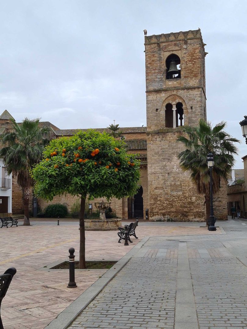 Kirche Santa María de la Granada in Niebla mit historischer Fassade – Wohnmobil-Rundreise Spanien