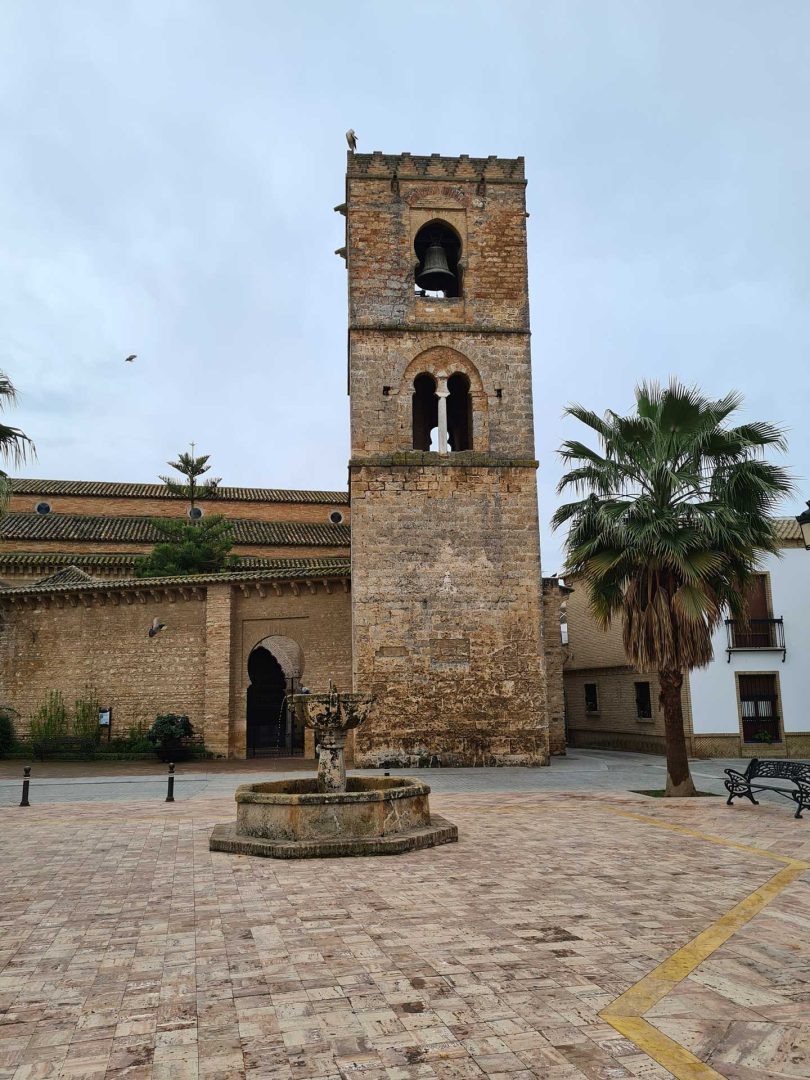 Kirche Santa María de la Granada in Niebla mit Brunnen im Vordergrund – Wohnmobil-Rundreise Spanien