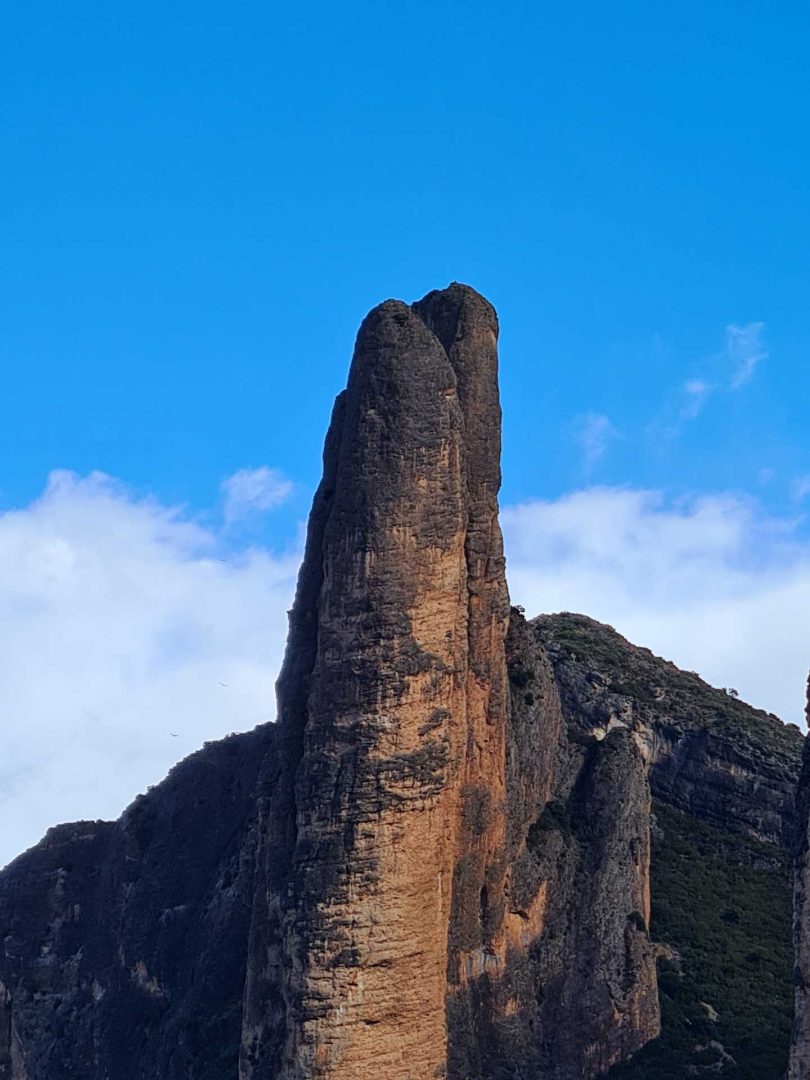 Markante Felsnadel von Riglos reckt sich in den blauen Himmel – Wohnmobil-Rundreise Spanien