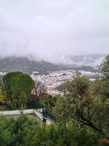 Nebelverhülltes weißes Dorf in Andalusien bei Regen, stimmungsvolle Szenerie – Wohnmobil-Rundreise Spanien