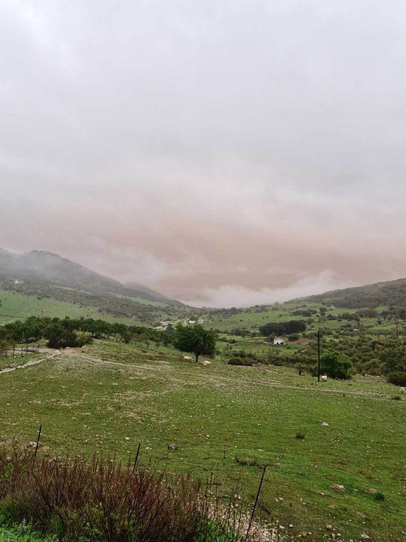 Rote Wolken am Himmel über andalusischer Landschaft, mystische Stimmung bei Blutregen – Wohnmobil-Rundreise Spanien