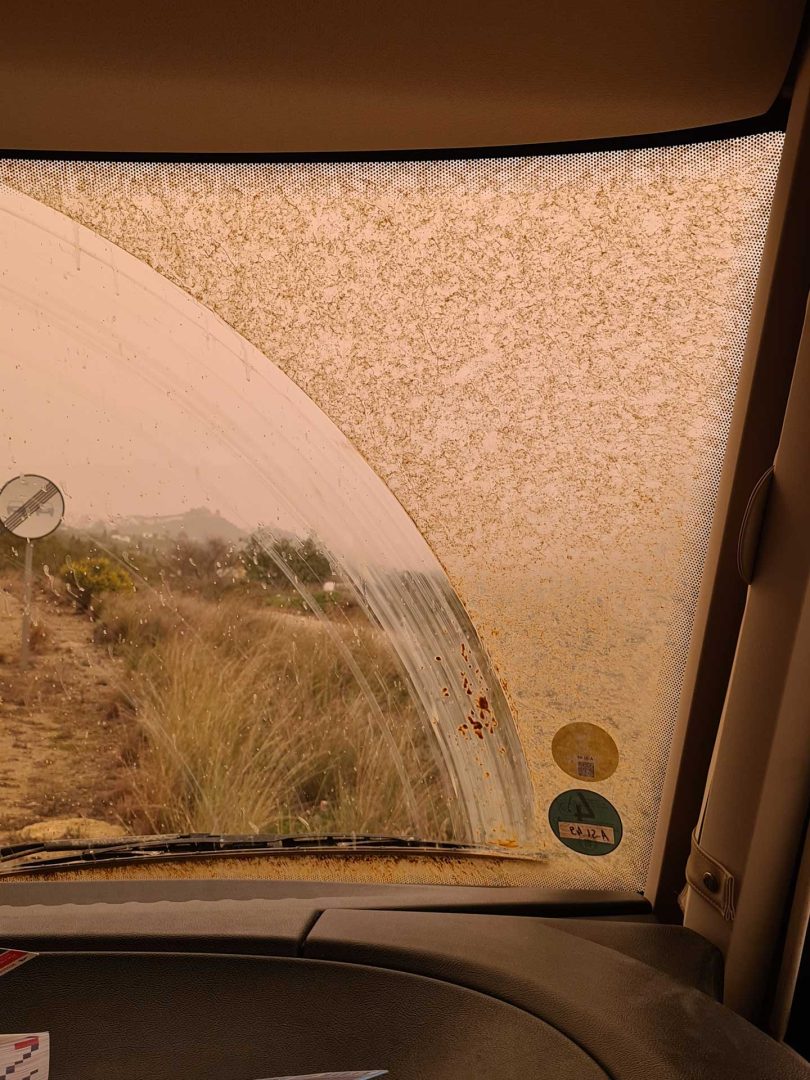 Windschutzscheibe vollständig bedeckt mit rotem Schlamm – Sicht gleich null nach dem Blutregen – Wohnmobil-Rundreise Spanien
