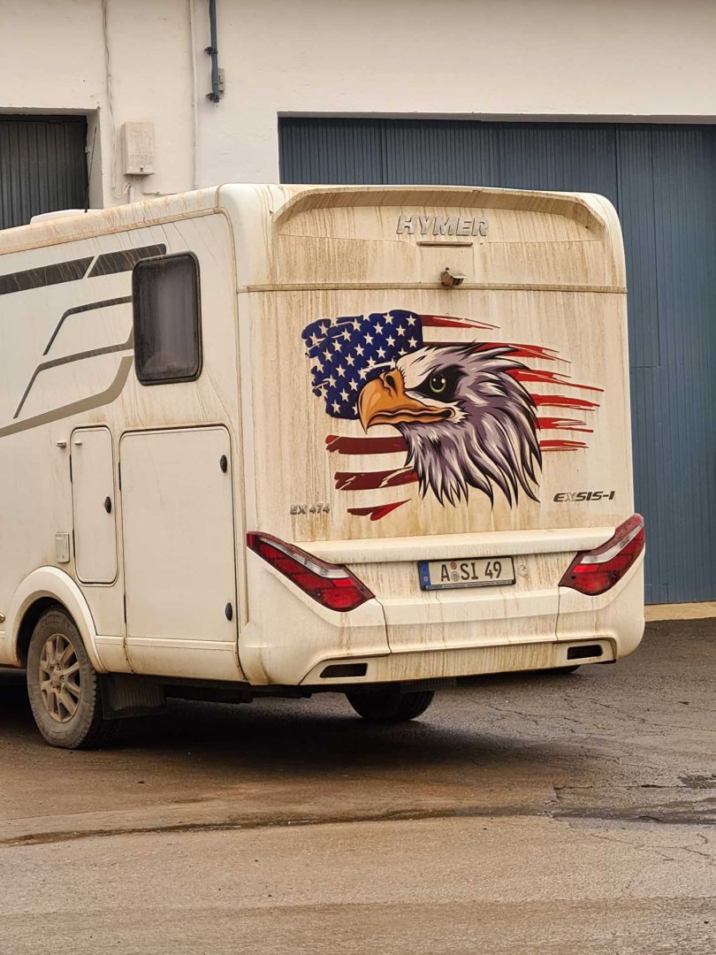 Rückansicht unseres Wohnmobils mit breiten roten Schlamm-Schlieren – deutliche Spuren des Blutregens – Wohnmobil-Rundreise Spanien
