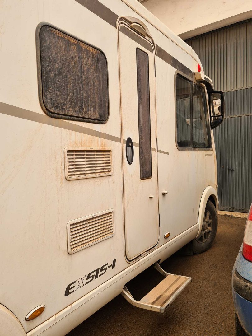 Seitenansicht unseres Wohnmobils, überzogen mit roten Schlamm-Schlieren nach dem Blutregen – Wohnmobil-Rundreise Spanien