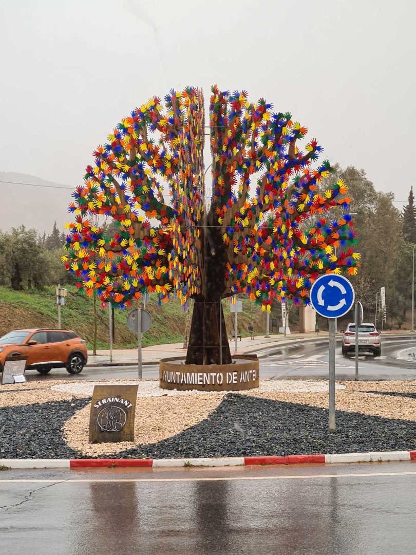 Skulptur eines Baumes mit Blättern aus vielen bunten Handabdrücken – Wohnmobil-Rundreise Spanien