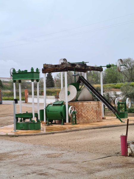 Traditionelle Olivenölpresse mit Holzbalken und großen Mühlsteinen, Symbol für ältere Herstellungsmethoden – Wohnmobil-Rundreise Spanien