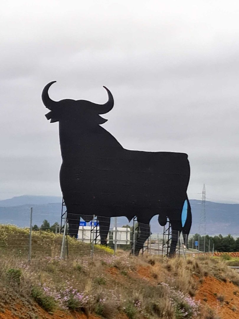 Osborne-Stier am Straßenrand, im Hintergrund eine Berglandschaft – Wohnmobil-Rundreise Spanien