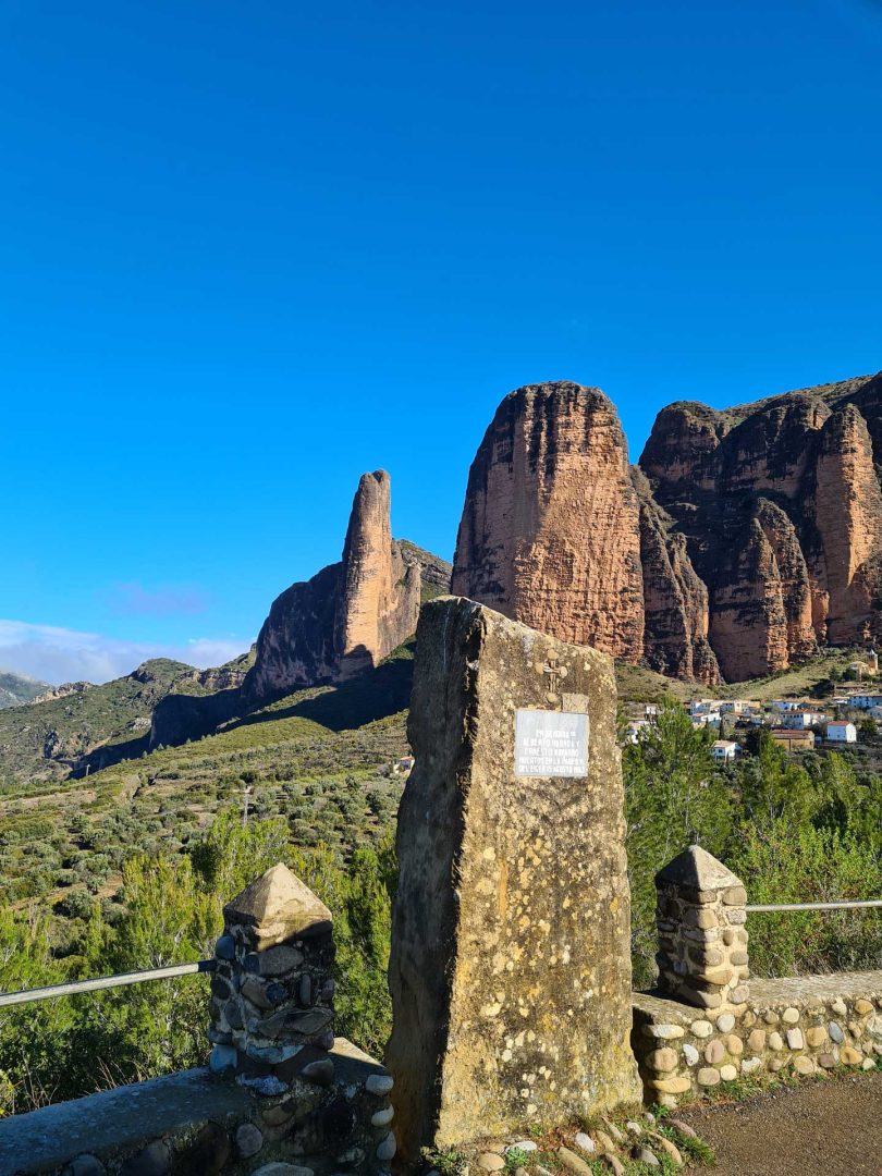 Gedenkstein am Straßenrand nach Riglos – Wohnmobil-Rundreise Spanien