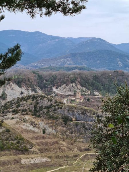 Weite Berglandschaft bei der Heimreise, mit sanften Hügeln und Bergen unter wechselndem Himmel – Wohnmobil-Rundreise Spanien