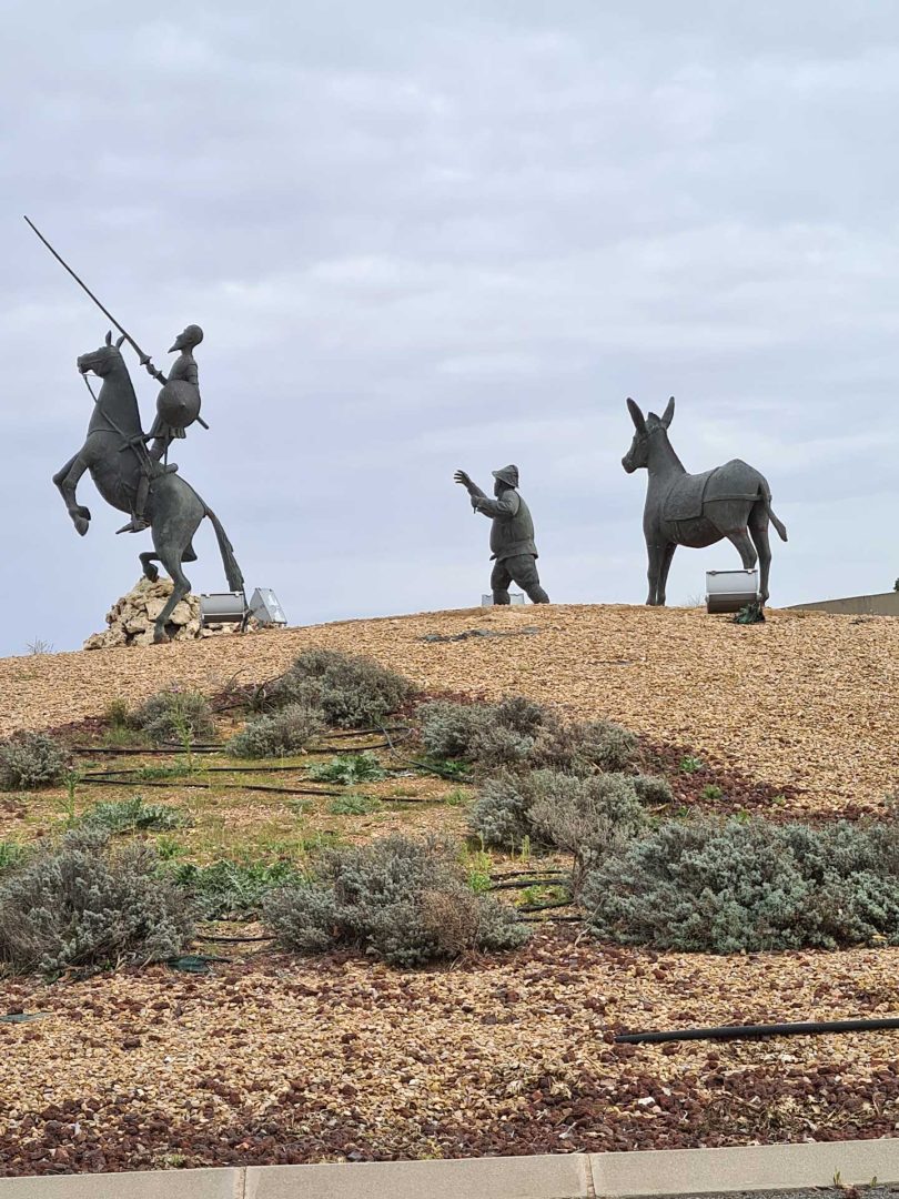 Metallskulpturen von Don Quijote hoch zu Ross und Sancho Panza auf seinem Esel auf einem Kreisverkehr – Wohnmobil-Rundreise Spanien