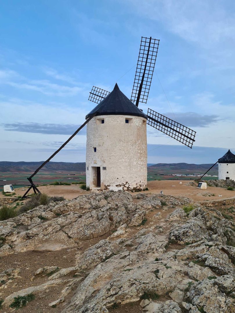Rückansicht einer Windmühle, die Bremsstange ist gut sichtbar – Wohnmobil-Rundreise Spanien