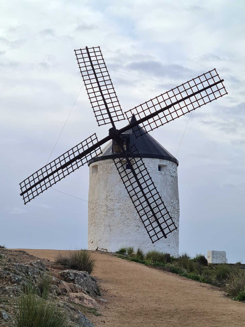 Windmühle auf einem Hügel unter bewölktem Himmel – Wohnmobil-Rundreise Spanien