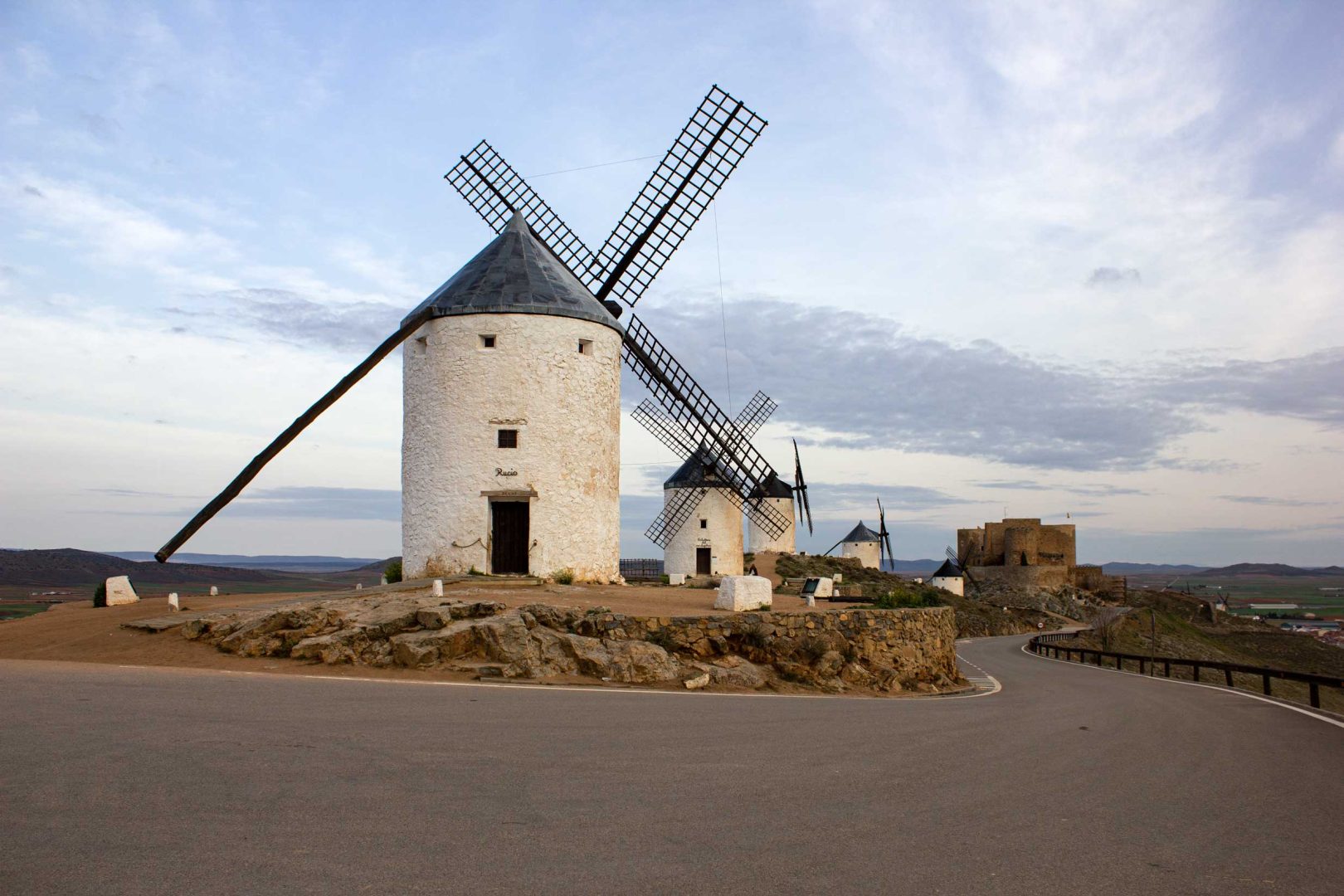 Straße, die sich an den Windmühlen von Consuegra entlangschlängelt – Wohnmobil-Rundreise Spanien