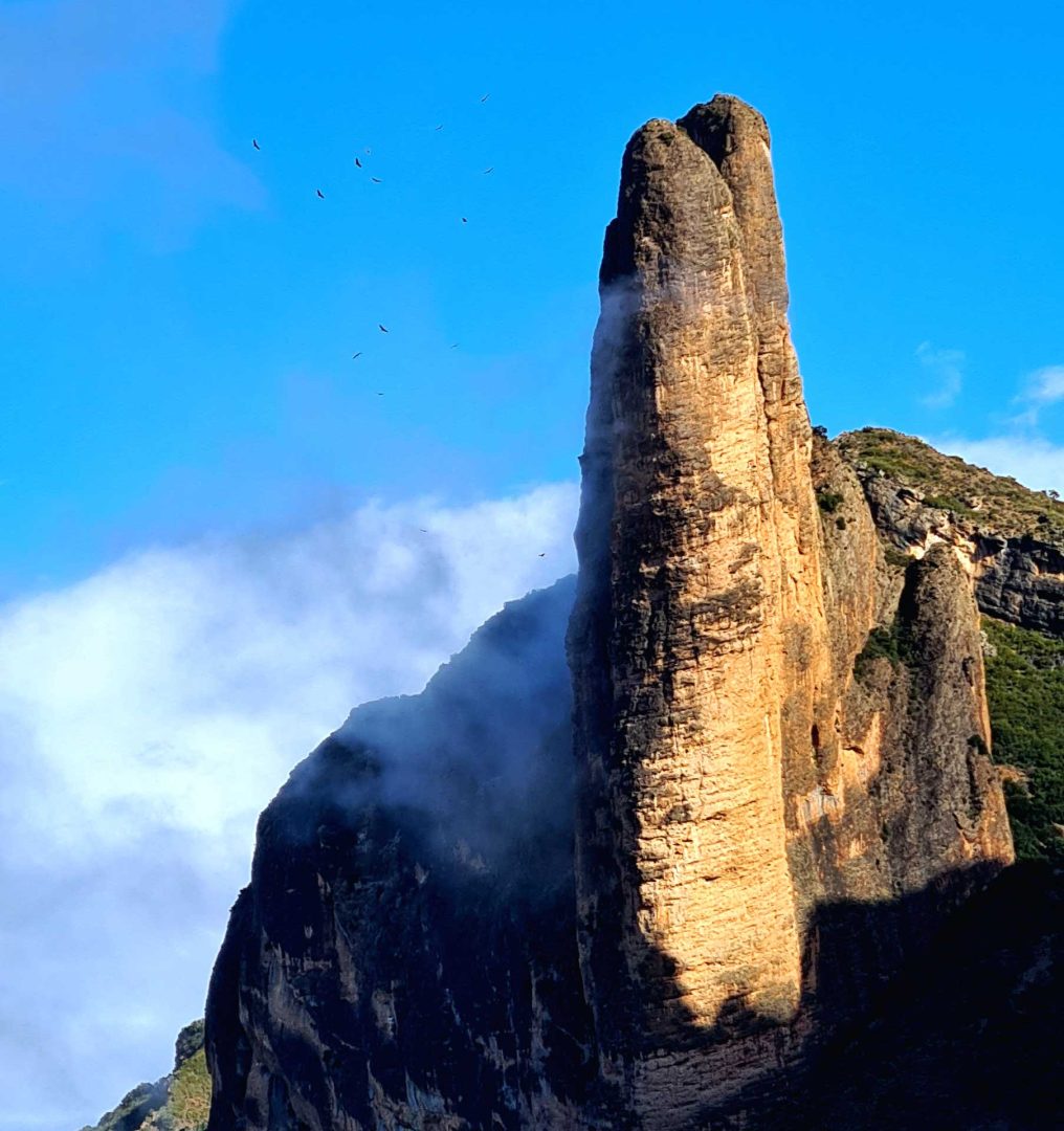 Wolken ziehen zur Felsnadel von Riglos – Wohnmobil-Rundreise Spanien