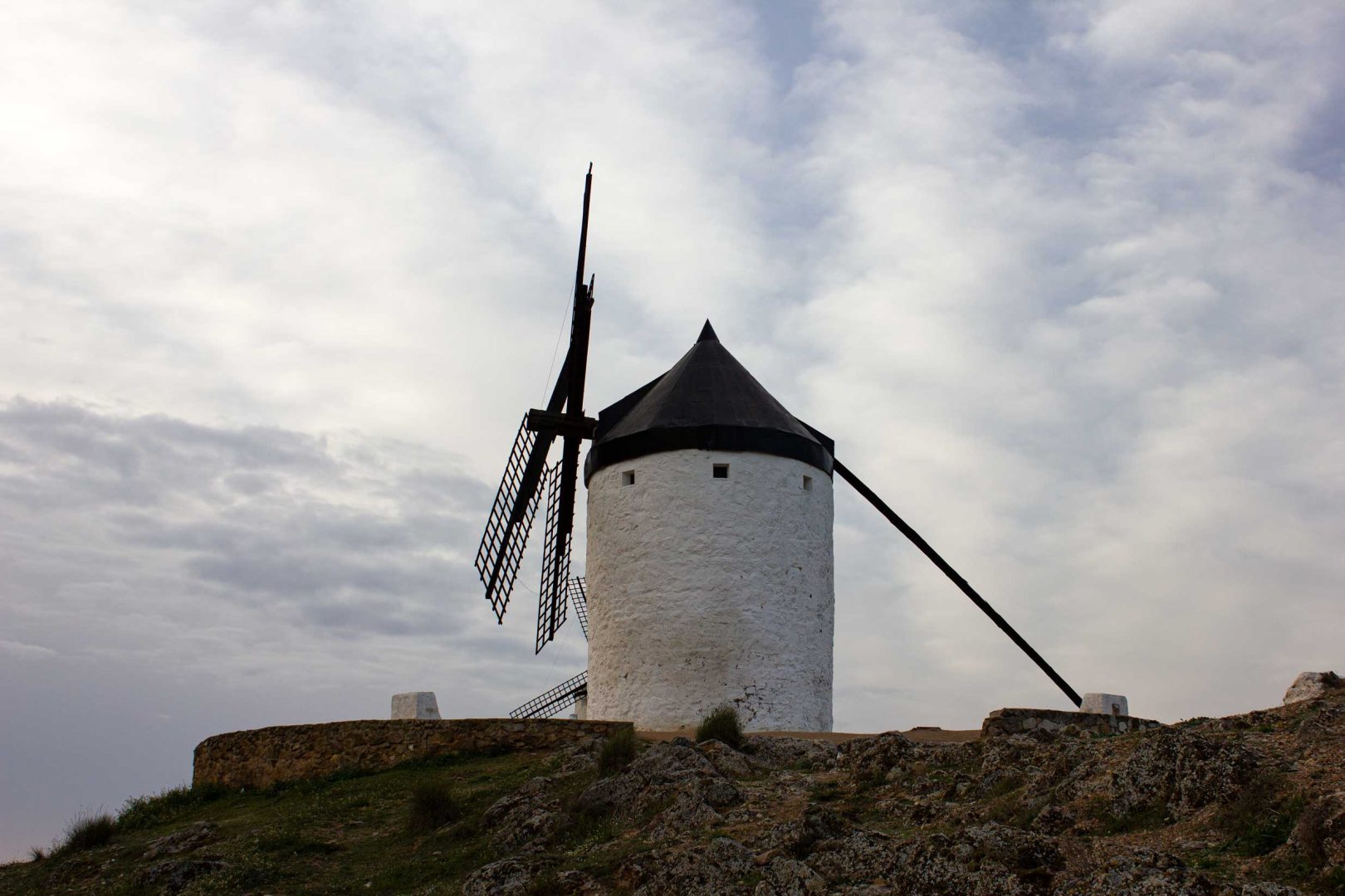 Windmühle vor einem bedrohlich wirkenden Himmel voller dunkler Wolken – Wohnmobil-Rundreise Spanien