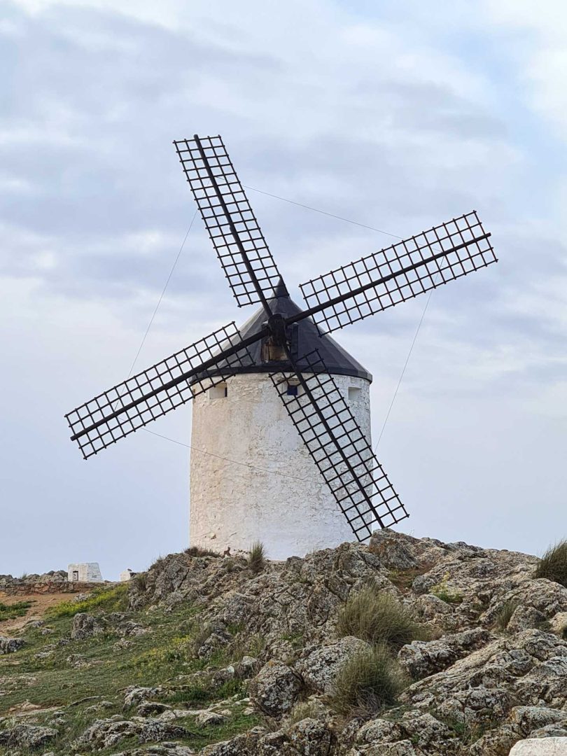 Weiße Windmühle in Consuegra aus der Nähe aufgenommen – markantes Wahrzeichen auf dem Hügel Cerro Calderico – Wohnmobil-Rundreise Spanien