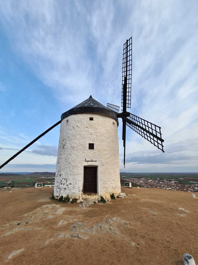 Historische Windmühle Espartero vor blauem Himmel – ein Relikt vergangener Zeiten, das sich tapfer gegen den Wind stemmt – Wohnmobil-Rundreise Spanien