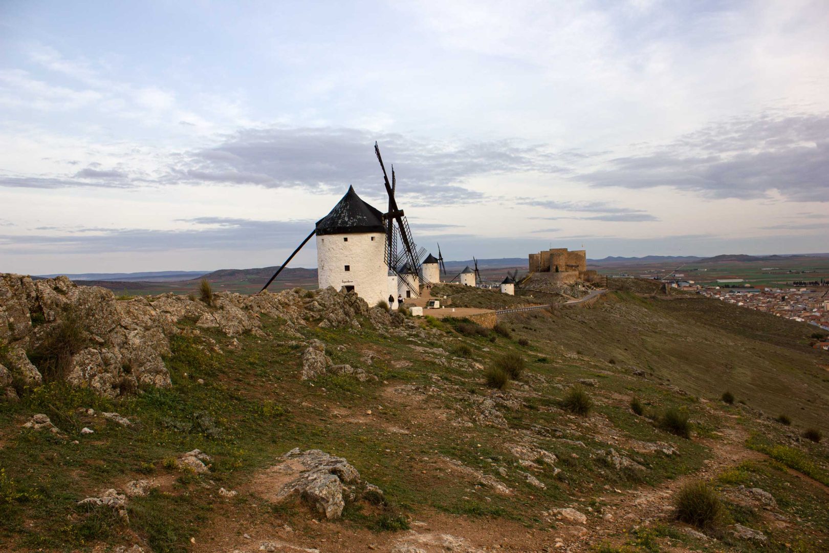 Blick auf die Windmühlen von Consuegra, im Vordergrund die Windmühle Espartero, an der Seite die Stadt Consuegra – Wohnmobil-Rundreise Spanien