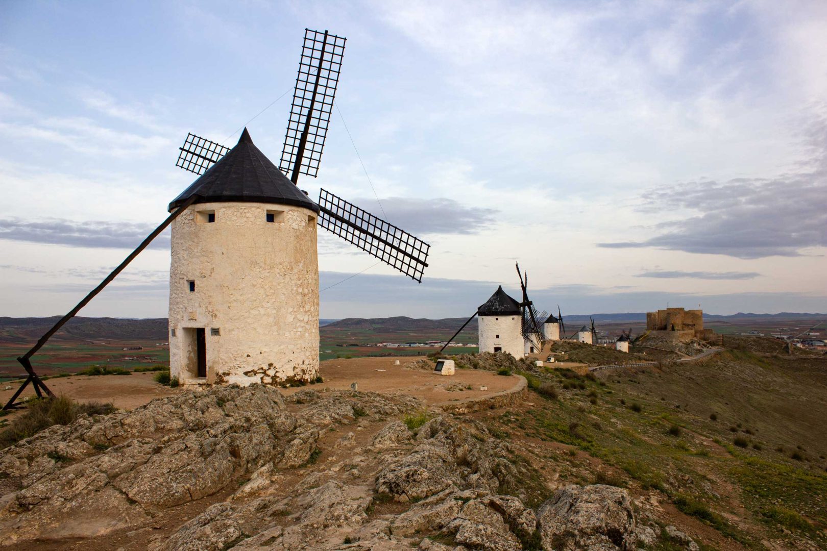 Windmühlen auf felsigem Untergrund unter einem bewölkten Himmel – Wohnmobil-Rundreise Spanien