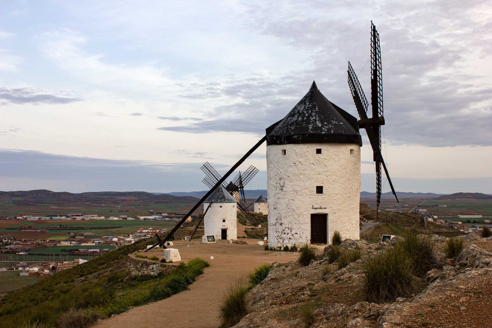 Windmühle Espartero im Vordergrund, dahinter drei weitere Windmühlen auf dem Hügel – Wohnmobil-Rundreise Spanien