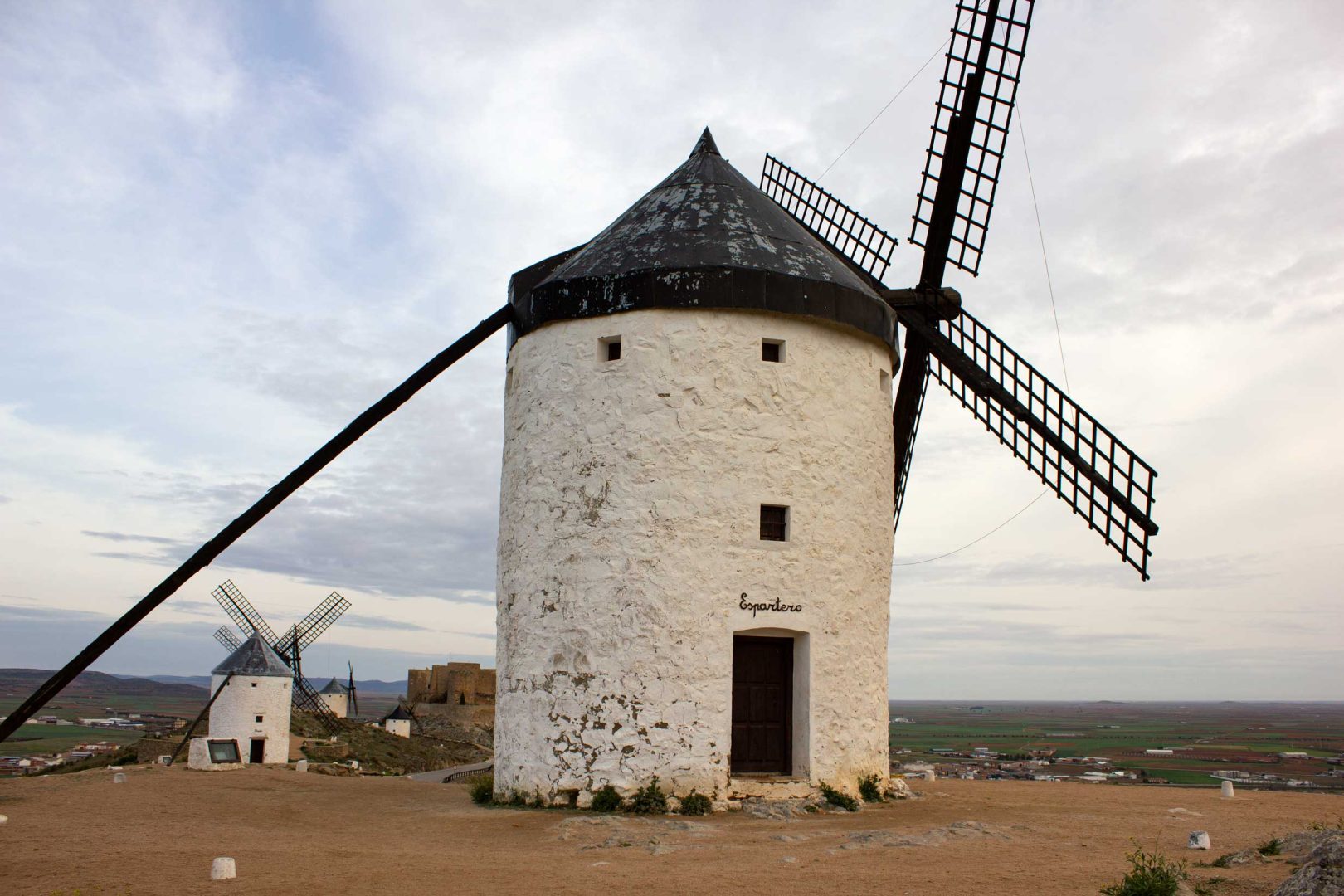 Nahaufnahme der Windmühle Espartero mit sichtbaren Details der Flügel und Fassade – Wohnmobil-Rundreise Spanien