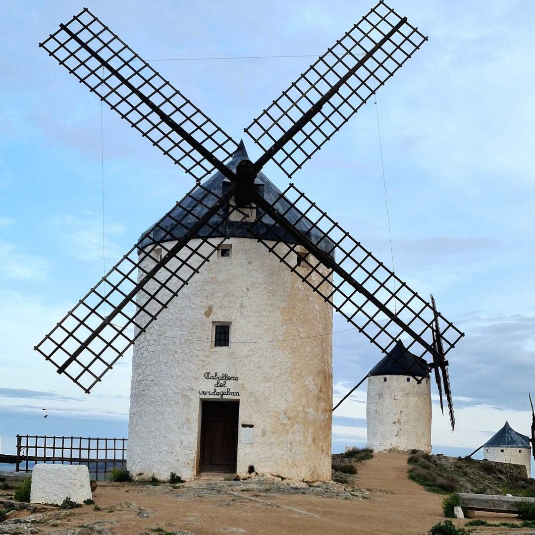 Unsere schönste Windmühle auf dem Hügel, umgeben von Landschaft – Wohnmobil-Rundreise Spanien