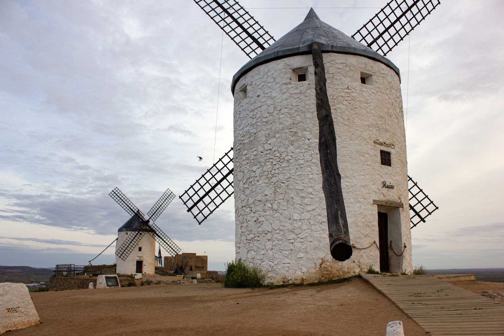 Zwei Windmühlen auf dem Hügel, im Vordergrund Rucio, dahinter Caballero del Verde Gabán – Wohnmobil-Rundreise Spanien