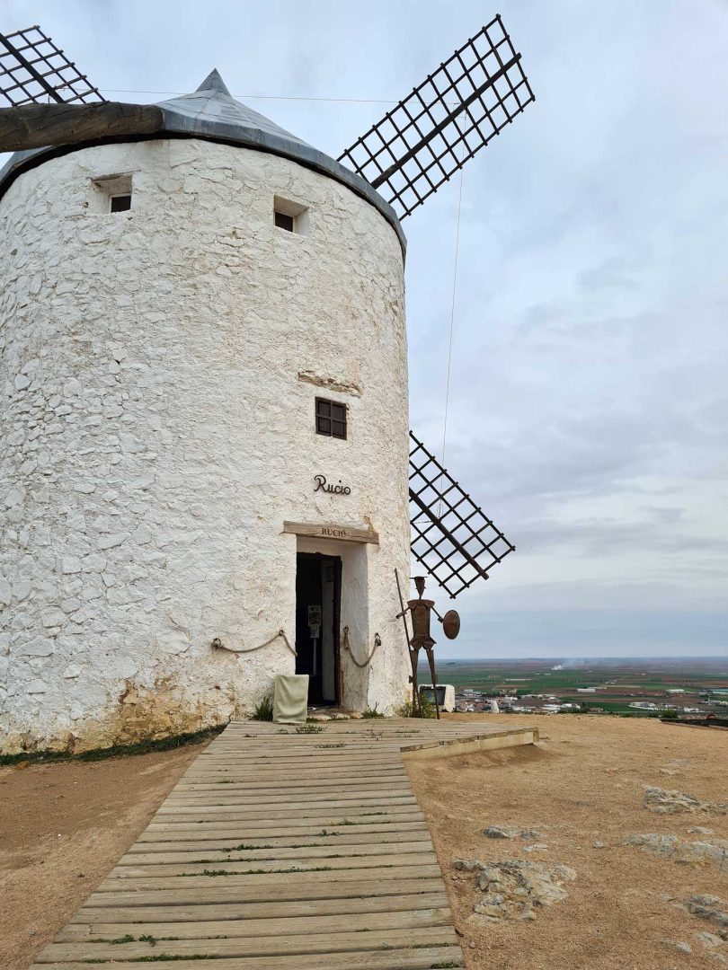 Windmühle Rucio in Consuegra mit Don-Quijote-Statue im Vordergrund bei einer Wohnmobil-Rundreise Spanien
