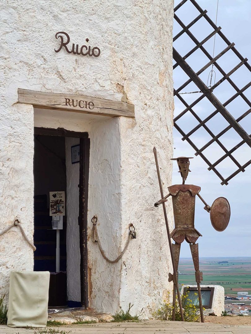 Historische Windmühle Rucio in Consuegra auf einem Hügel mit weitem Ausblick bei einer Wohnmobil-Rundreise Spanien