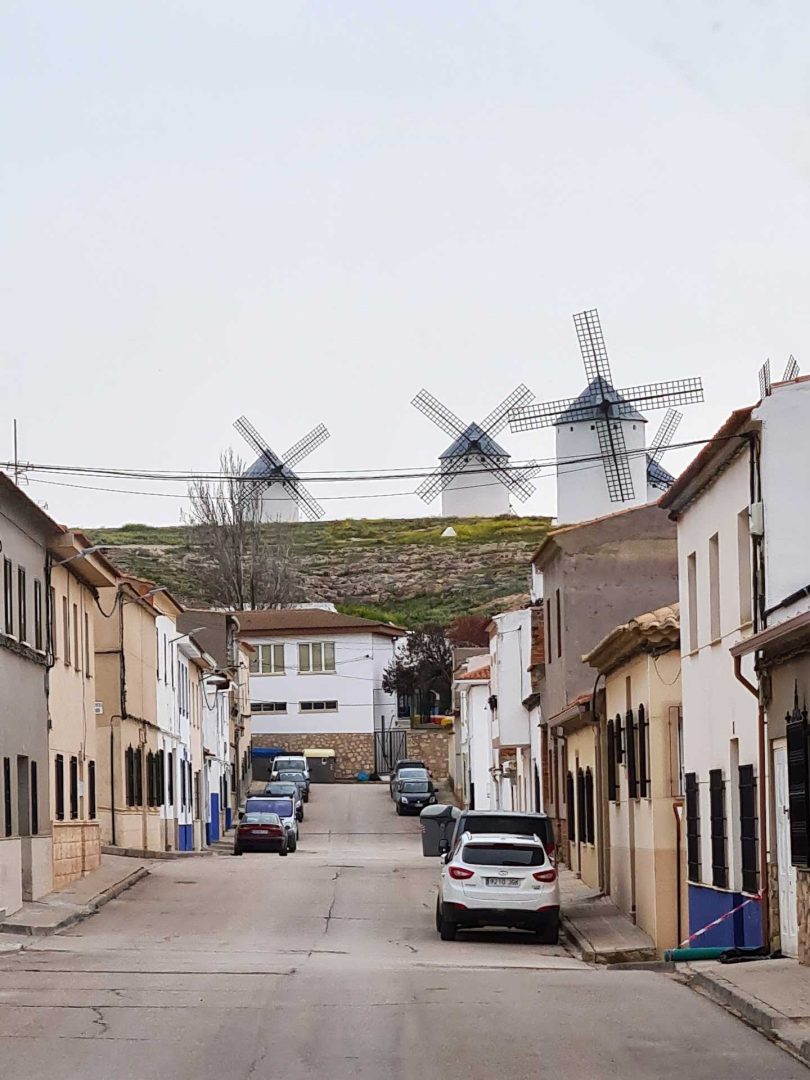 Blick von der Stadt Campo de Criptana auf die Windmühlen auf dem Berg – Wohnmobil-Rundreise Spanien