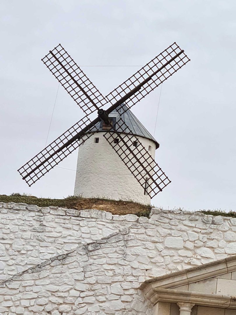 Einzelne Windmühle auf dem Hügel bei Campo de Criptana – Wohnmobil-Rundreise Spanien