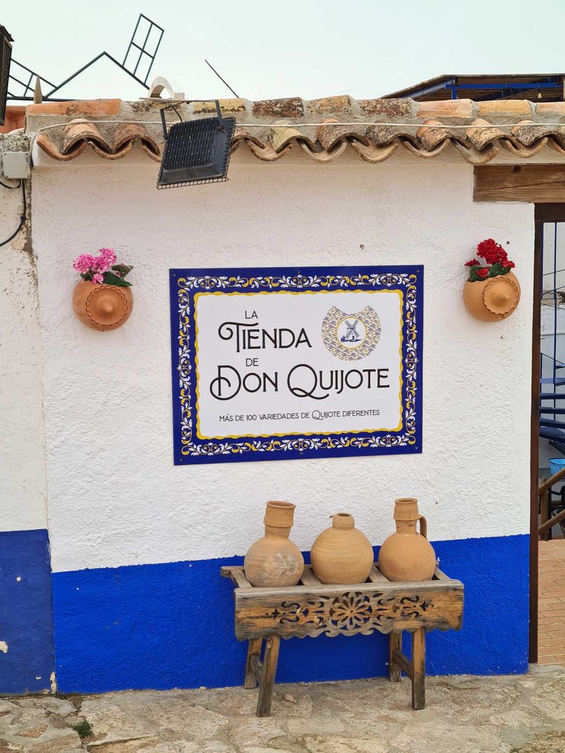 Schönes Portal zu einem Souvenirgeschäft bei den Windmühlen – Wohnmobil-Rundreise Spanien