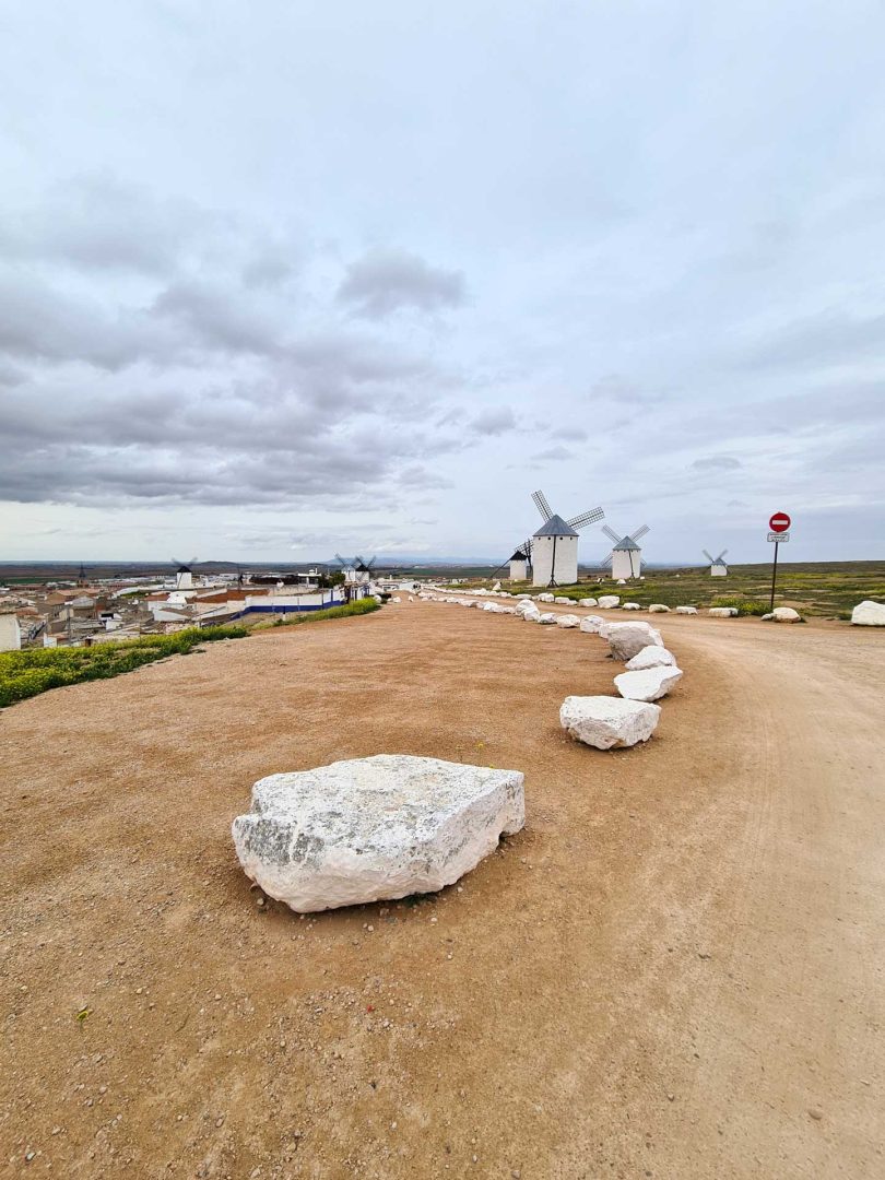 Blick auf einige der Windmühlen auf dem Hügel – Wohnmobil-Rundreise Spanien