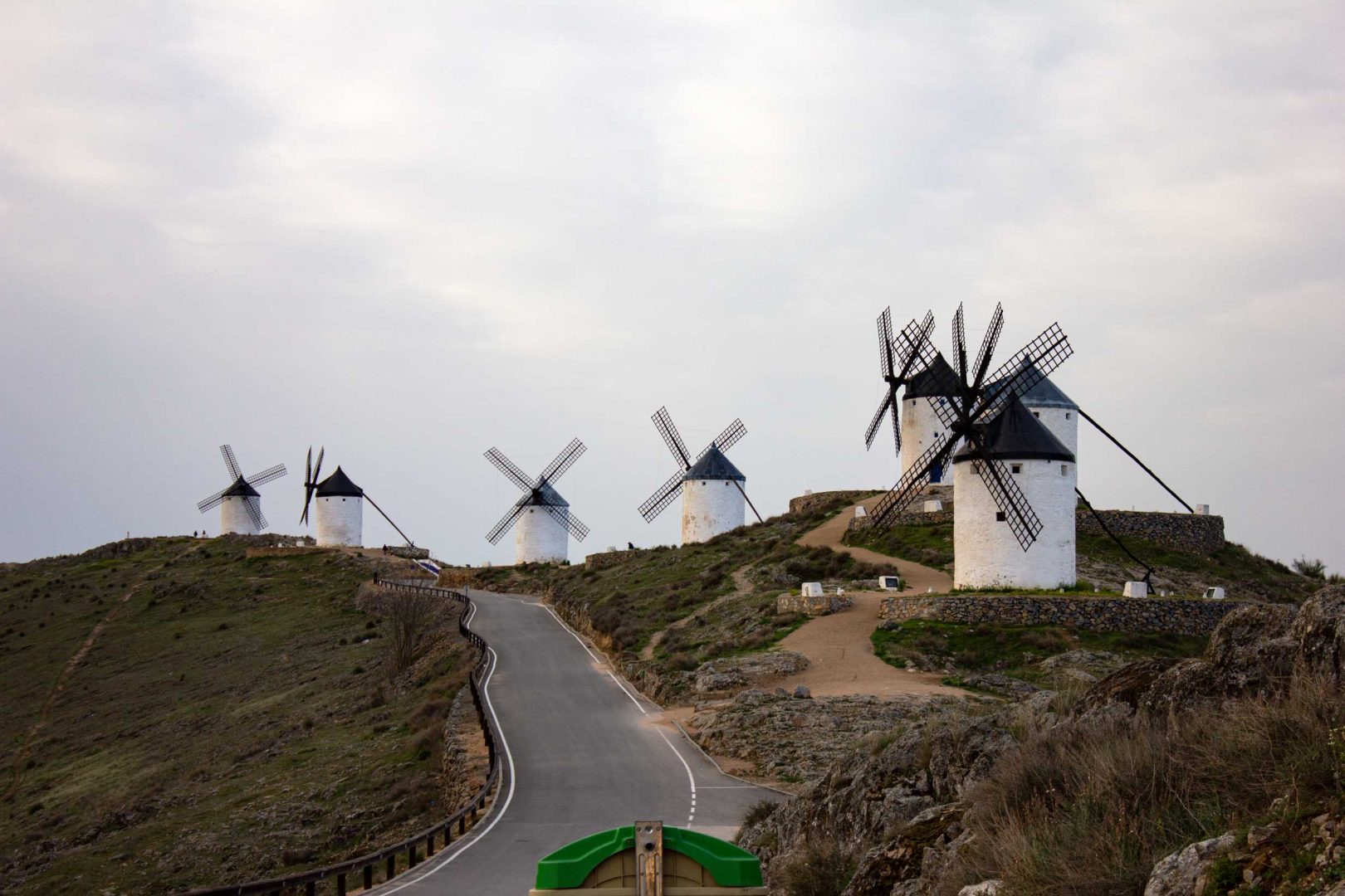 Beim Zurückfahren sind sieben Windmühlen auf dem Hügel zu sehen – Wohnmobil-Rundreise Spanien