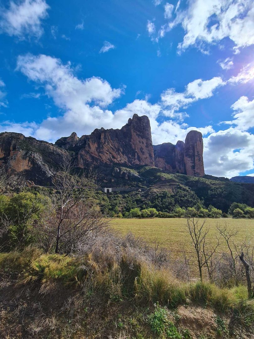Rückblick auf die Felsen von Riglos bei der Weiterfahrt – Wohnmobil-Rundreise Spanien