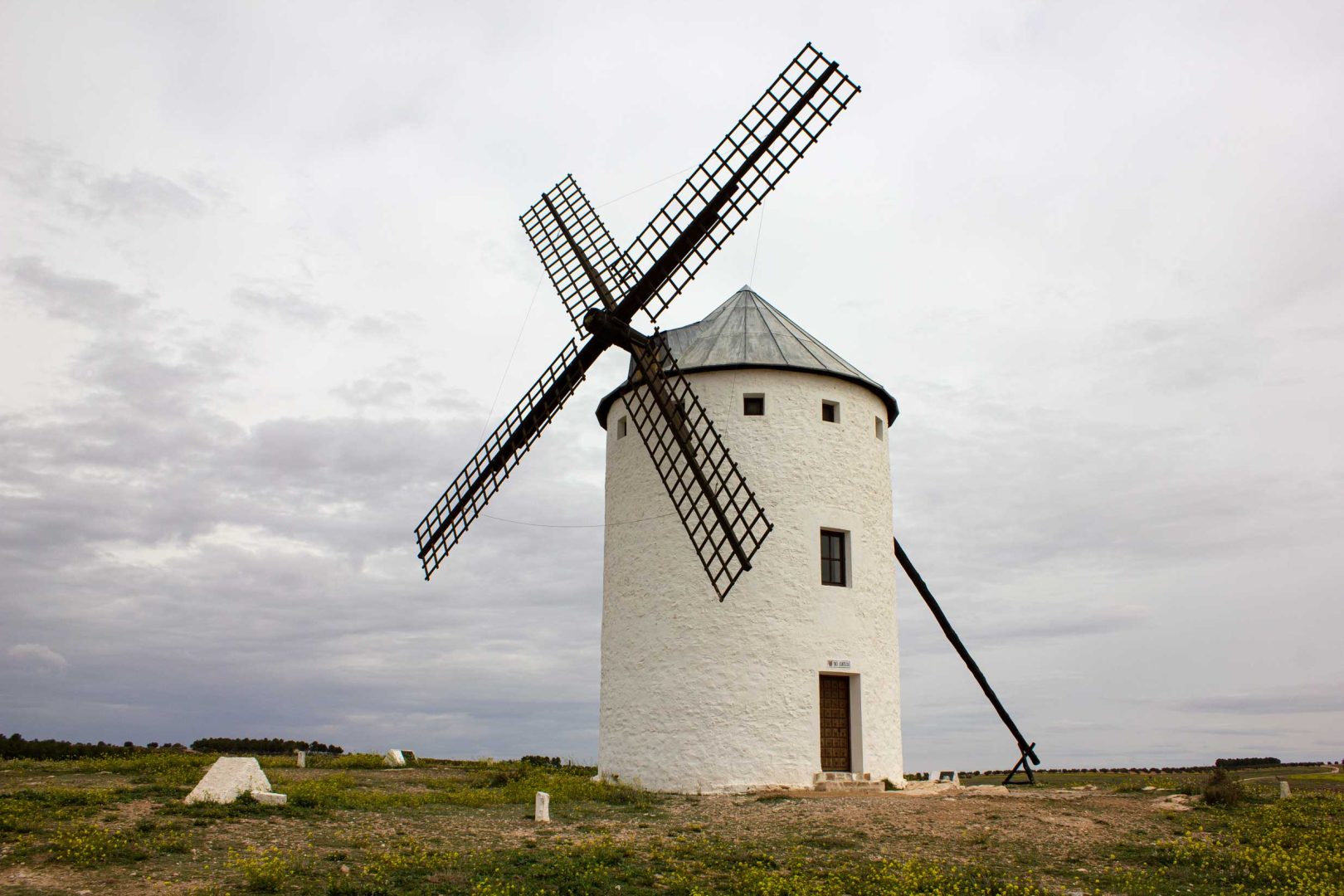 Windmühle auf einem Hügel in El Romeral, umgeben von Landschaft – Wohnmobil-Rundreise Spanien