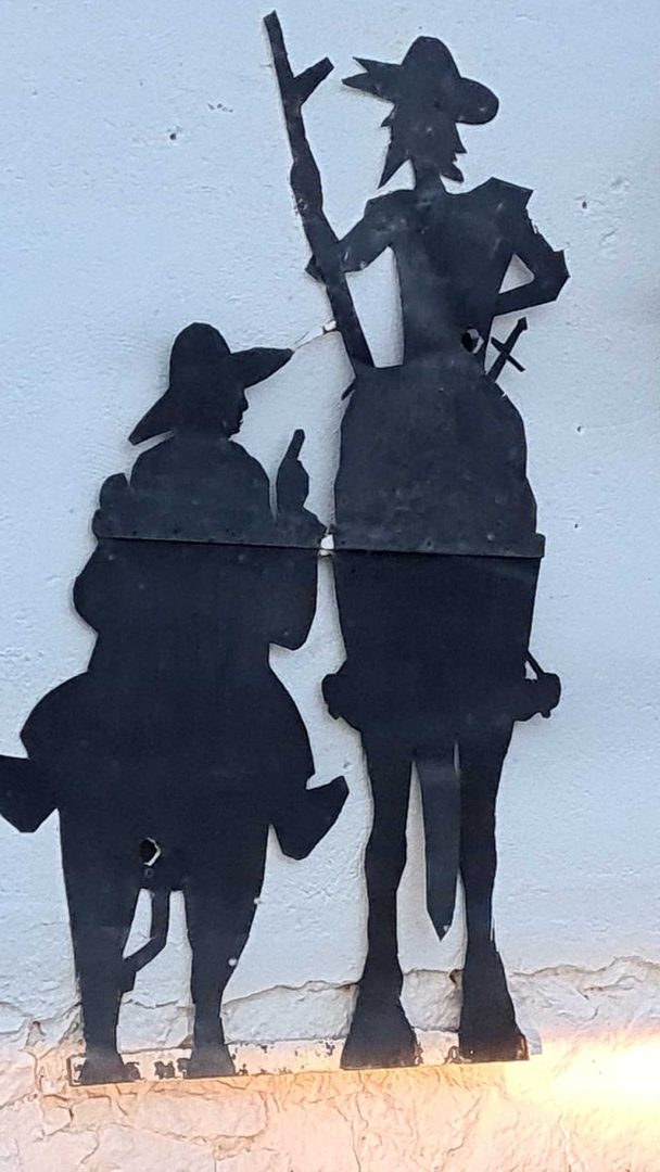Metall-Ornamente von Don Quijote mit Schwert und Sancho Panza auf einem Haus – originelles Straßenkunstwerk – Wohnmobil-Rundreise Spanien
