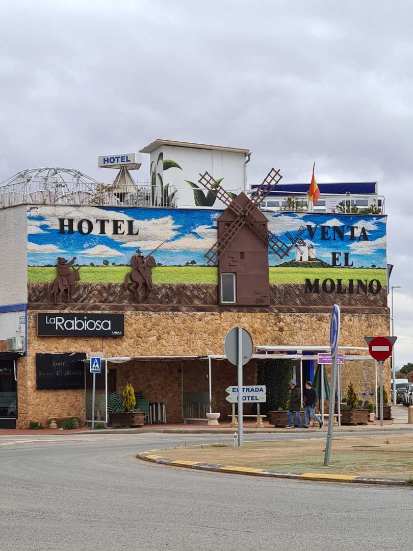 Hotel Venta el Molino mit Abbildung von Don Quijote – Wohnmobil-Rundreise Spanien