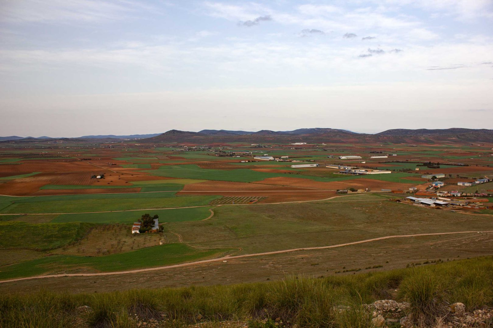 Blick vom Hügel Cerro Calderico über die Landschaft mit den Windmühlen von Consuegra – Wohnmobil-Rundreise Spanien