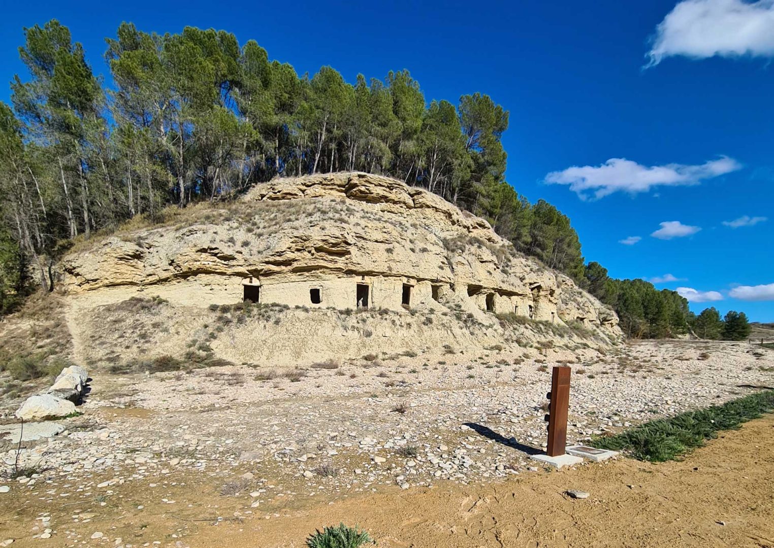 Ehemalige Felsenwohnungen in der Berglandschaft – Wohnmobil-Rundreise Spanien