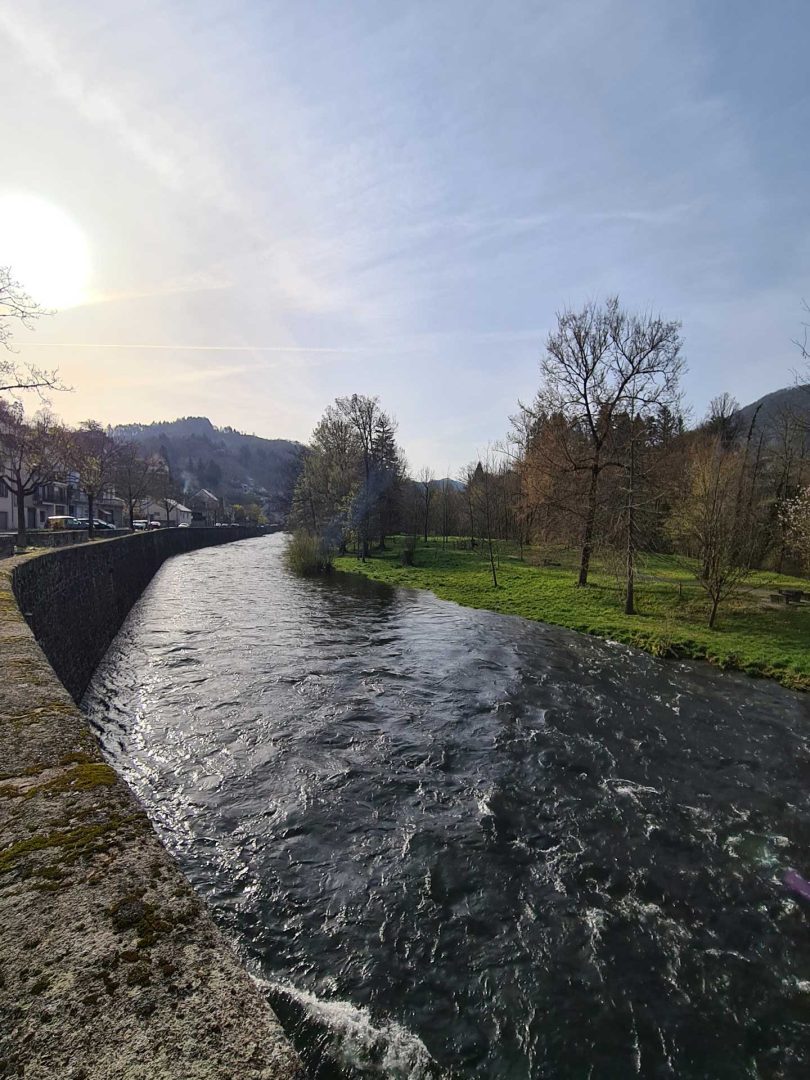 Fluss in Frankreich mit ruhigem Ufer, an dem wir unseren Stellplatz gefunden haben – Wohnmobil-Rundreise Spanien