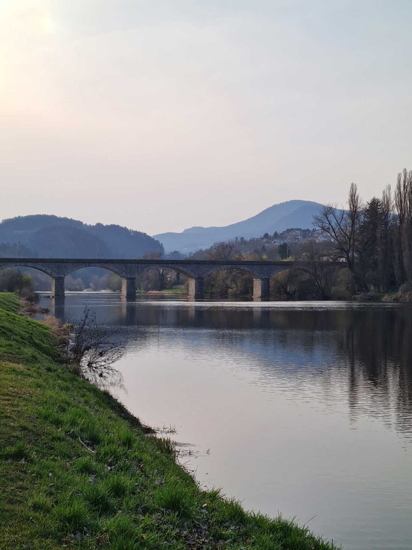 Fluss in Frankreich mit ruhigem Ufer, an dem wir unseren Stellplatz gefunden haben – Wohnmobil-Rundreise Spanien