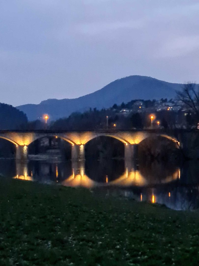 Beleuchtete römische Brücke in Frankreich bei Dunkelheit, stimmungsvoll angestrahlt – Wohnmobil-Rundreise Spanien
