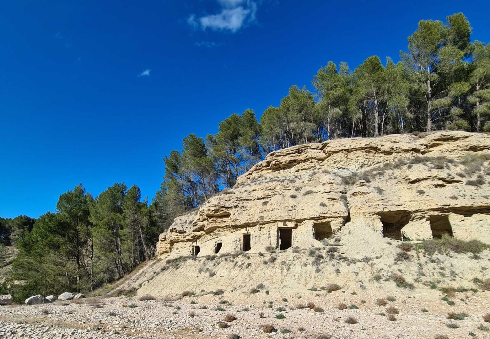 Felsenhöhlen am Straßenrand in Kalkstein – Wohnmobil-Rundreise Spanien
