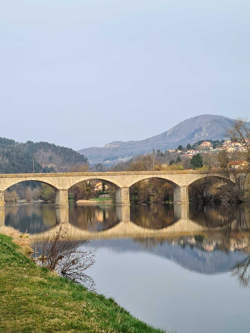 Stellplatz für Wohnmobile an einer historischen römischen Brücke in Frankreich – Wohnmobil-Rundreise Spanien