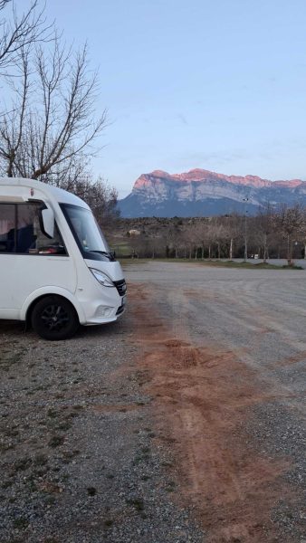 Stellplatz in Aínsa bei Abenddämmerung mit roten Bergen – Wohnmobil-Rundreise Spanien