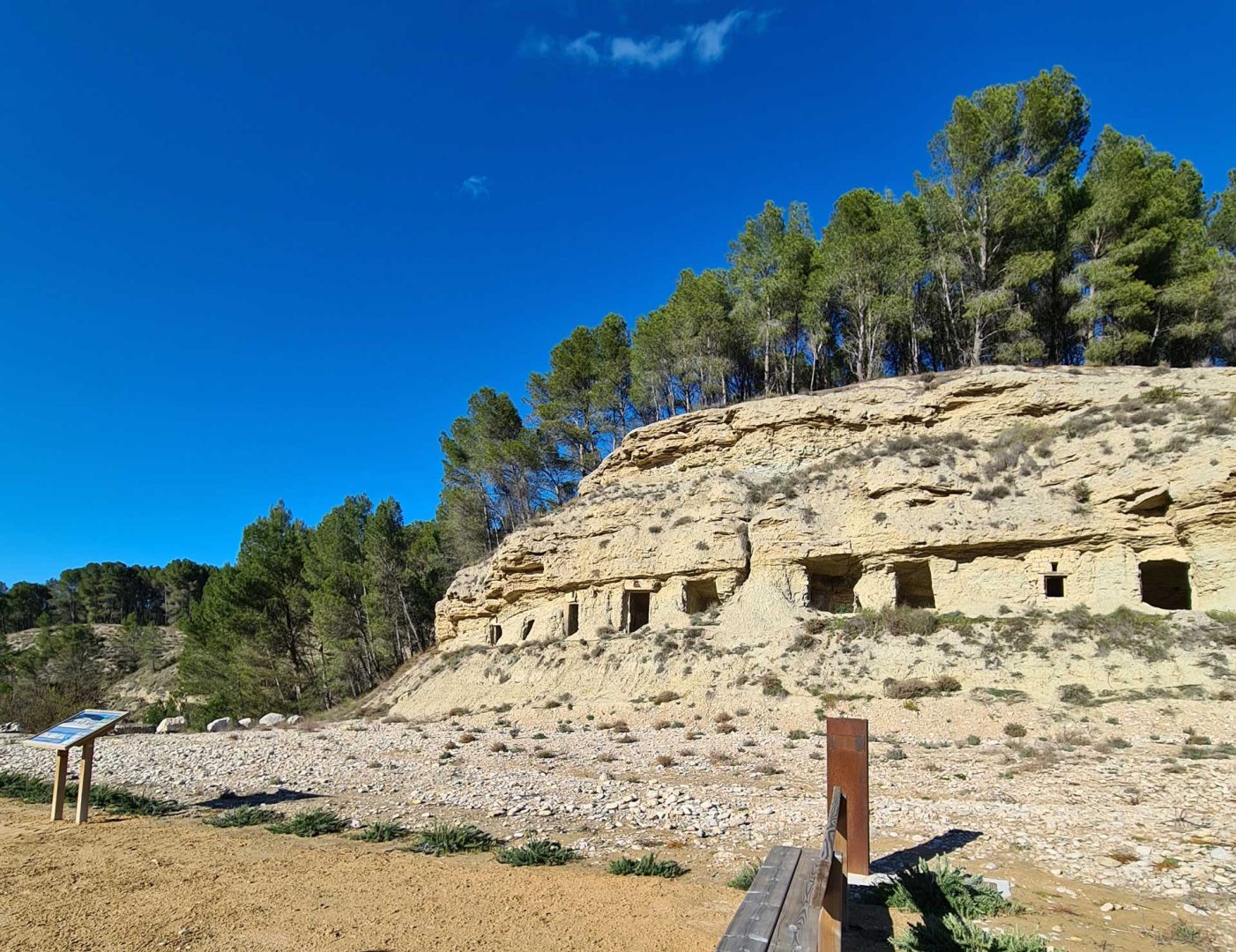 Restaurierte Felsenwohnungen im Kalkstein entlang der Straße – Wohnmobil-Rundreise Spanien